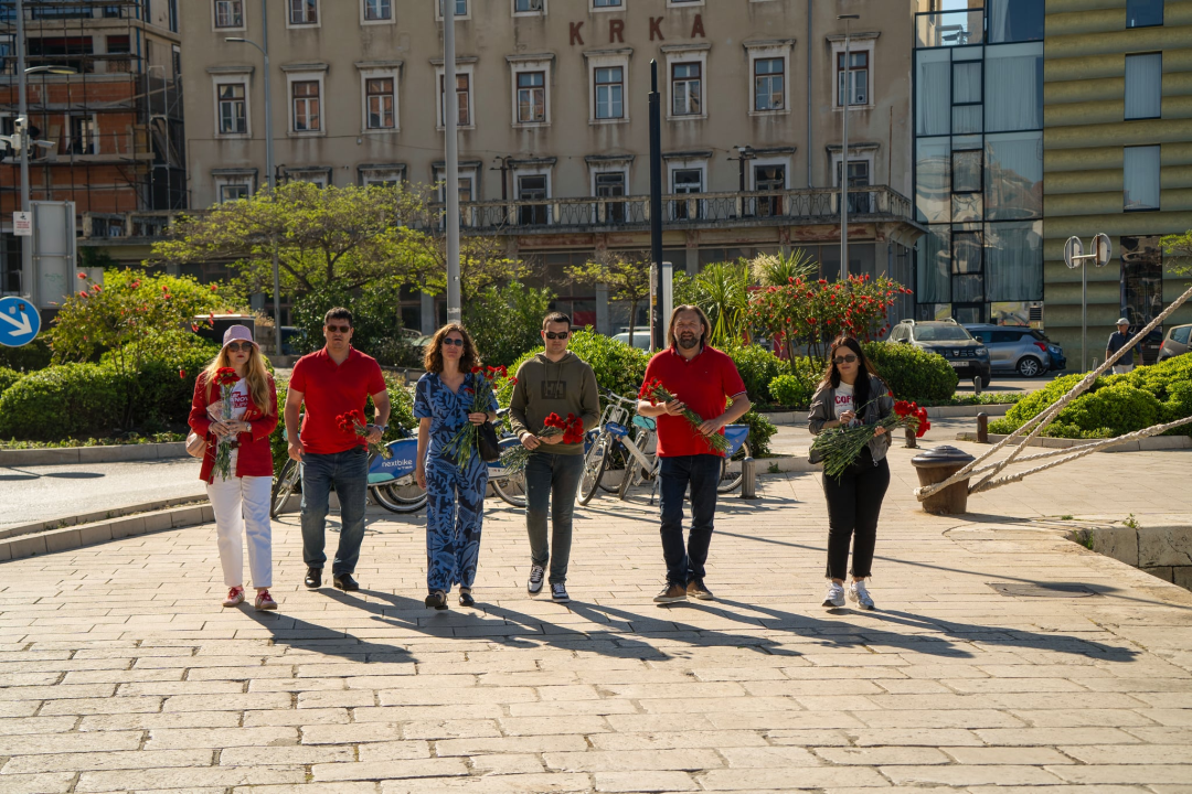 Tonči Restović i Maja Šintić podijelili karanfile radnicima i građanima Šibenika