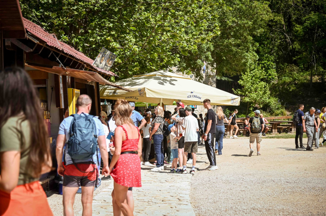 FOTO Uz podjelu fažola obilježen Praznik rada: 'Svim dragim posjetiteljima NP Krka željeli smo danas osigurati ručak'