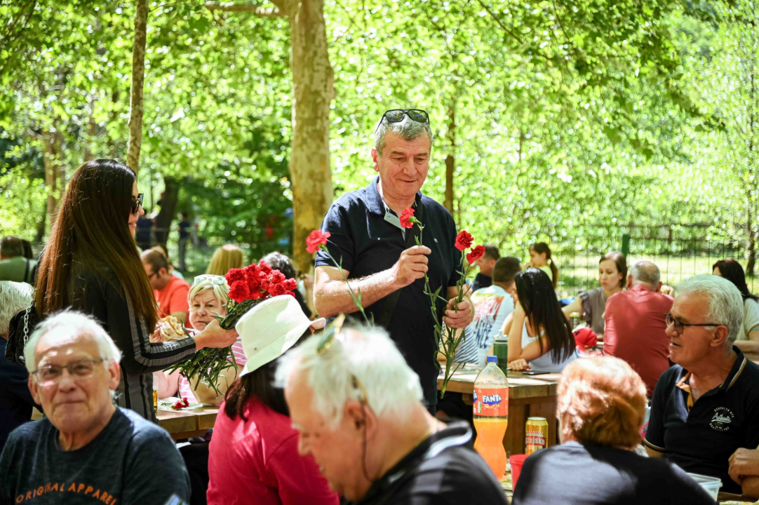 FOTO SDP-ovci dijelili karanfile u NP Krka: 'Ovo je dan kada uzimamo predah i koji nas podsjeća na radničku solidarnost'