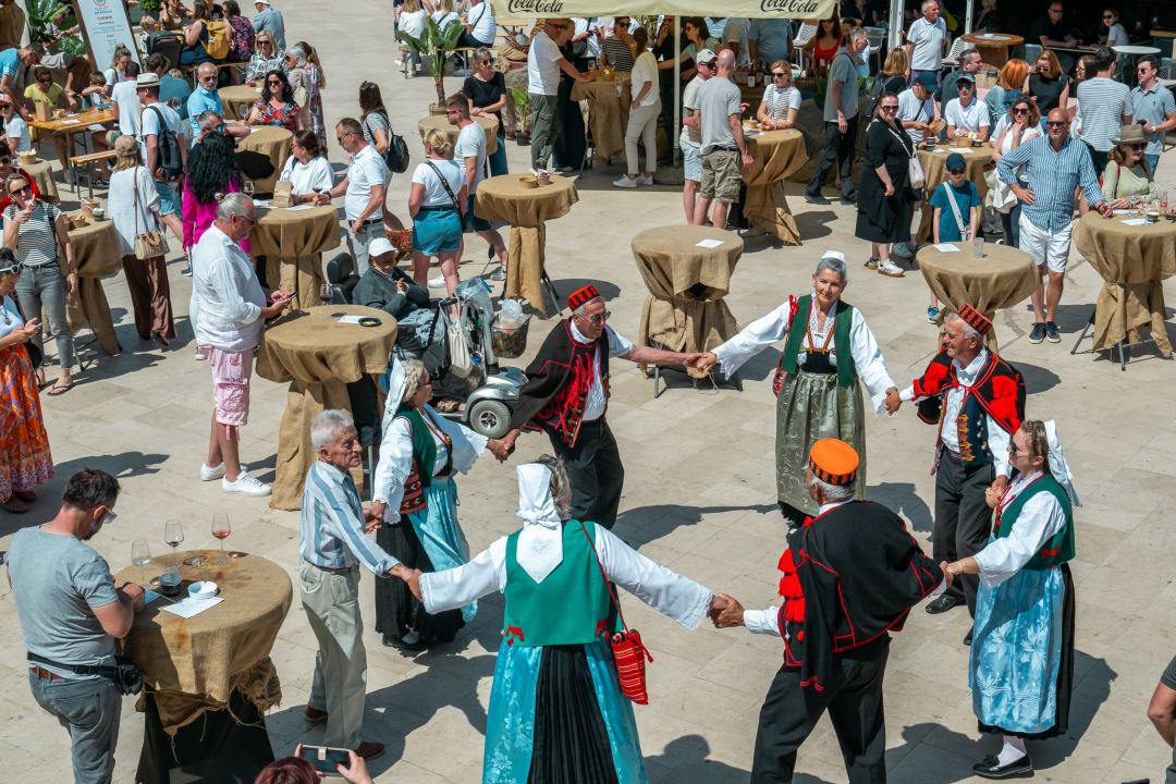 'Taste like...marenda' u Primoštenu: U dobroj hrani i zabavnom programu uživali i domaći i furešti