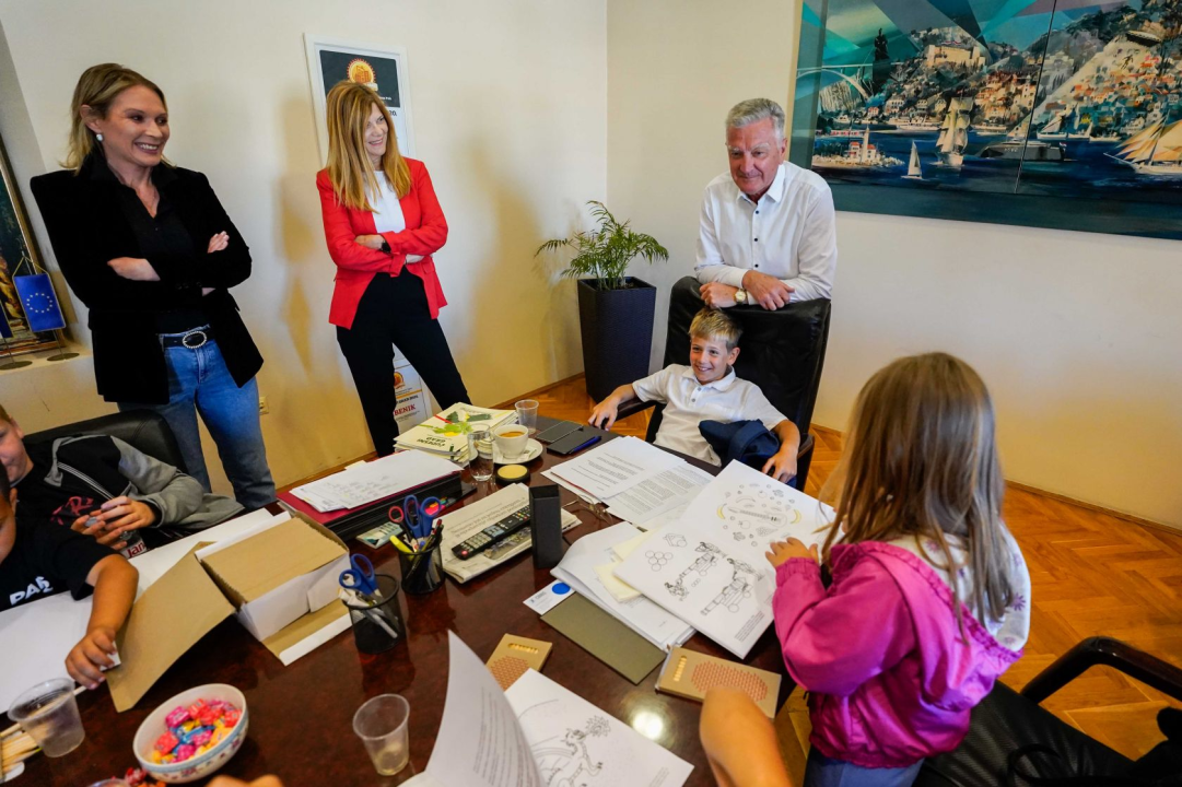 Školarci iz Brodarice i Grebaštice posjetili šibensku gradsku upravu 