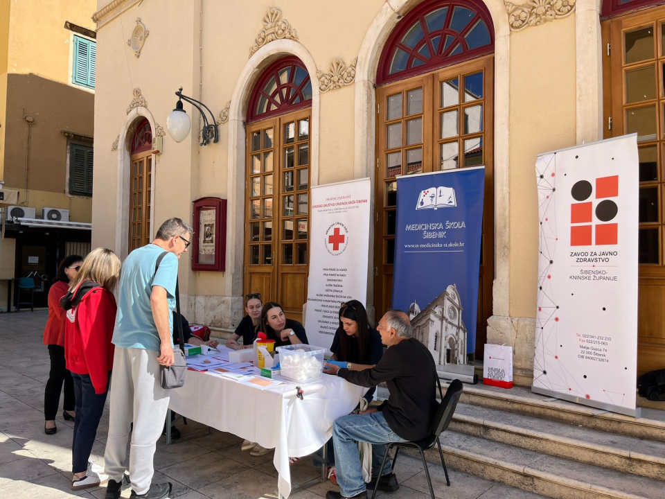 Učenice Medicinske škole sudjelovale u obilježavanju Hrvatskog dana šećerne bolesti