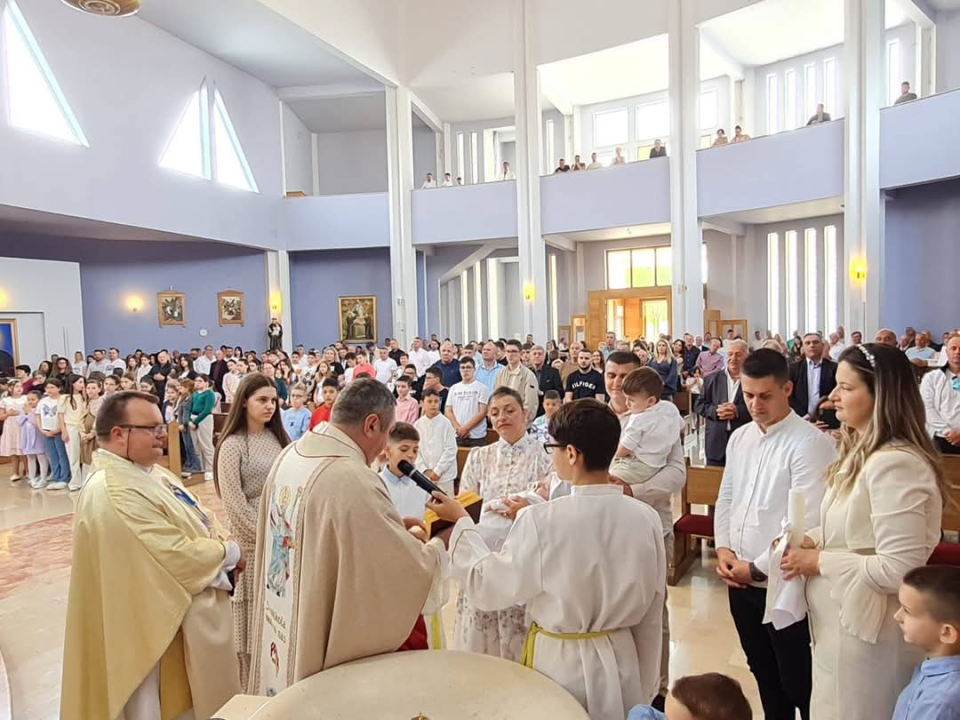 U Kistanjama krštena Katarina, deveto dijete obitelji Antić: 'Budite hrabri svjedoci Božje ljubavi'