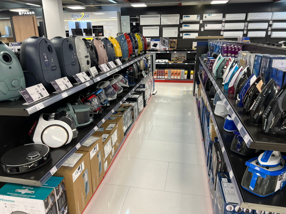 FOTO Besplatna hrana i piće, ogromni popusti i zabava – Građa preuredila svoju poslovnicu u Šibeniku!