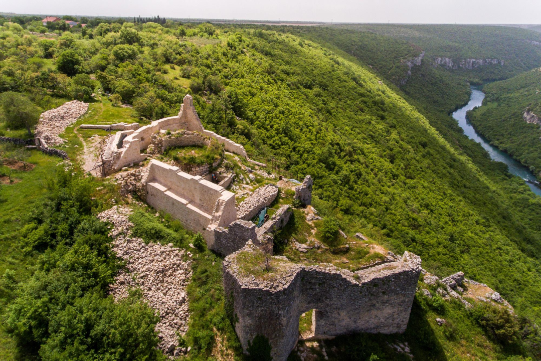 Doživite čaroliju rijeke Krke – zaplovite njome od slapova do otoka, između litica veličanstvenog kanjona
