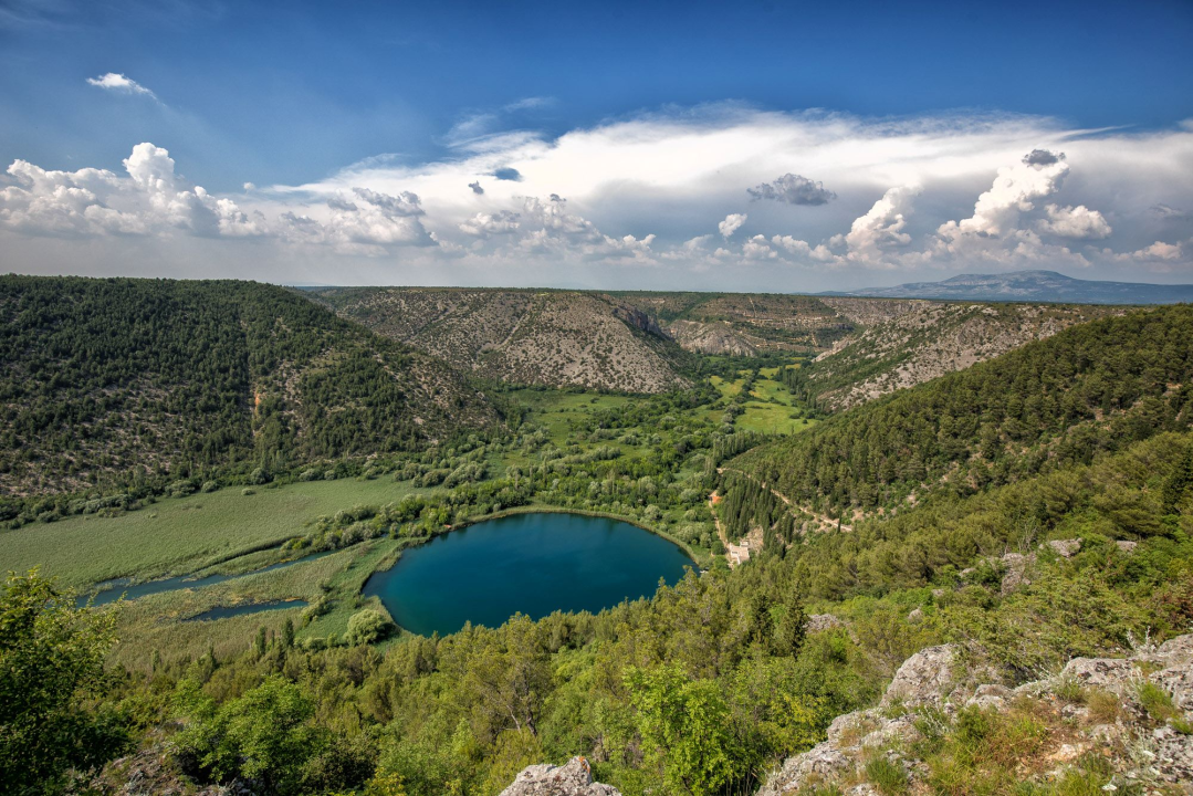 Doživite čaroliju rijeke Krke – zaplovite njome od slapova do otoka, između litica veličanstvenog kanjona