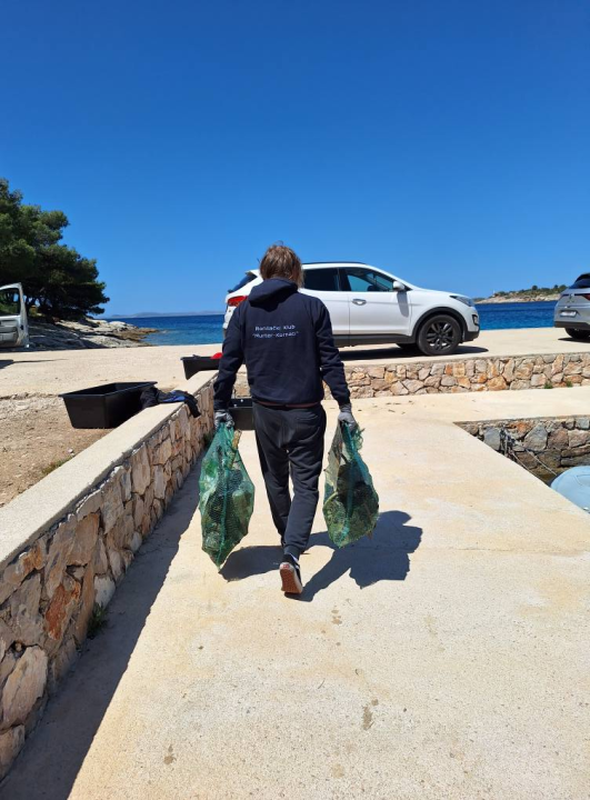 Ekološka akcija na murterskim Podvrškama: Ronioci i volonteri izvukli hrpu otpada iz mora