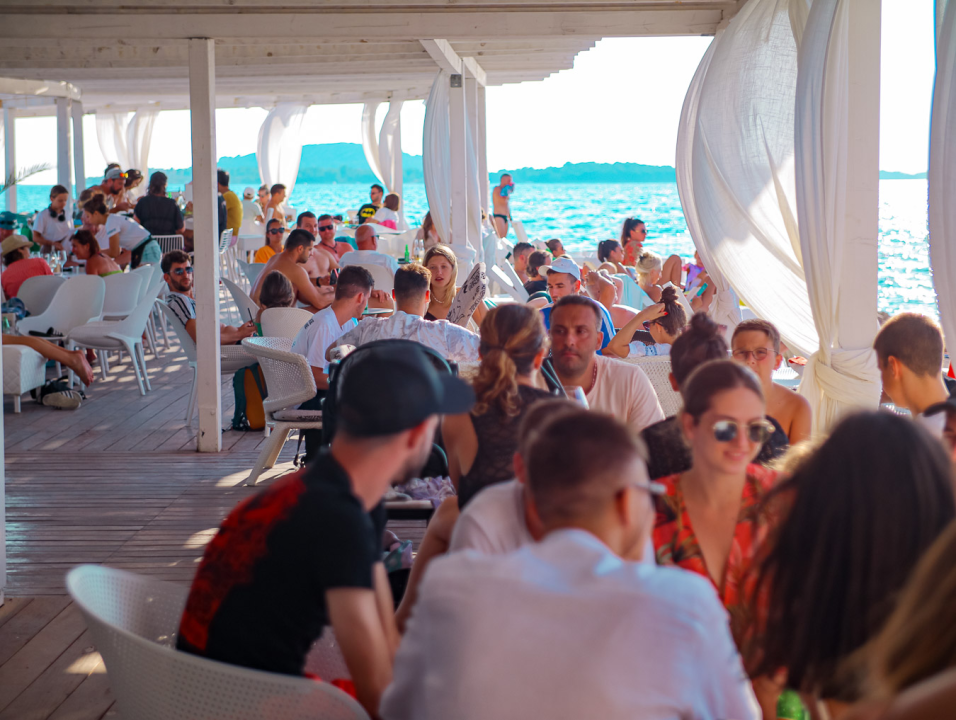 FOTO Shark Beach Club otvara svoja vrata – Novi sjaj na obali u Žaboriću 
