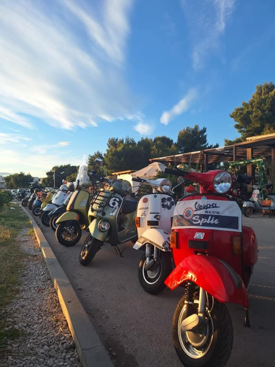 Vespaši ponovno zavladali Šibenikom: Održan 10. susret šibenskog Vespa kluba