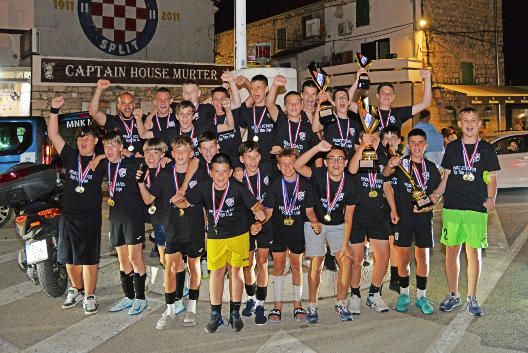 Pioniri i mlađi pioniri MNK-a Murter osvojili Top tim ligu i kup