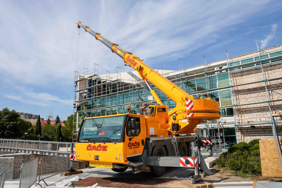 Gradska knjižnica ostaje bez stakala: Pogledajte kako napreduju radovi na glavnom gradskom trgu