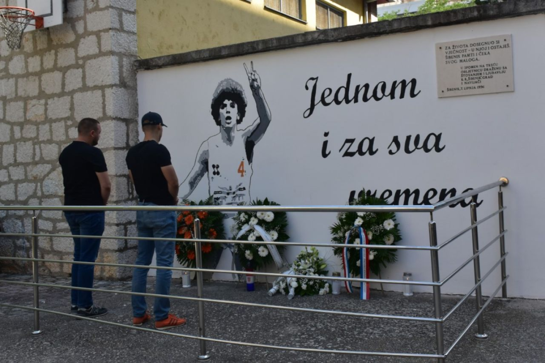 Župan Rakić položio cvijeće kod spomenika Draženu Petroviću i Draženovog koša