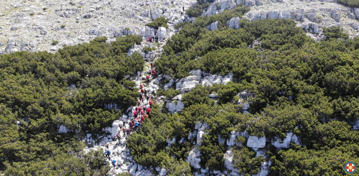 Nesvakidašnji uspon na Dinaru: Uz pomoć HGSS-ovaca i planinara u kolicima osvojio najviši vrh Hrvatske