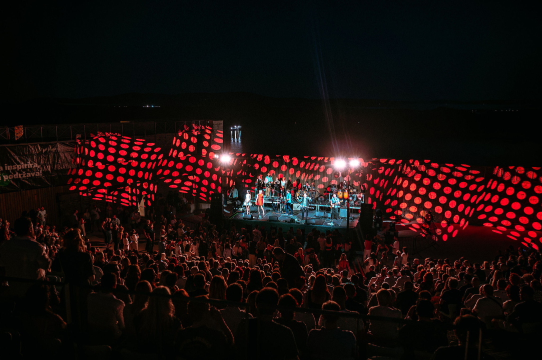 Počelo koncertno ljeto na Tvrđavi sv. Mihovila: Belan proslavio 40 godina karijere i 11 godina pozornice