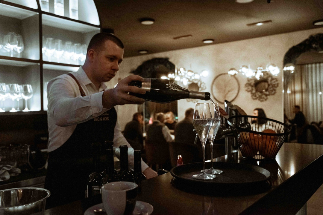 FOTO Uživajte u vrućim ljetnim danima uz mirise s grilla i živu svirku na terasi Leonardo BBQ & More!