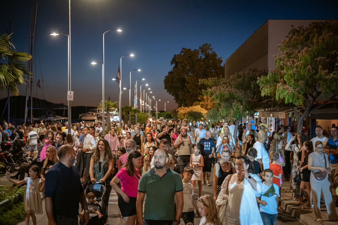 FOTO Nebo, zemlja i more spojili se na zatvaranju MDF-a, predstava neke oduševila, drugi tvrde da je primjerenija za Burning Man