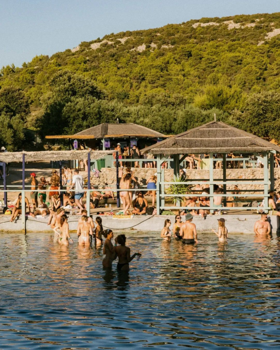 Tisno se sprema za jubilarno izdanje Love Internationala: Glazbena proslava desetljeća festivala i 20 godina Gardena