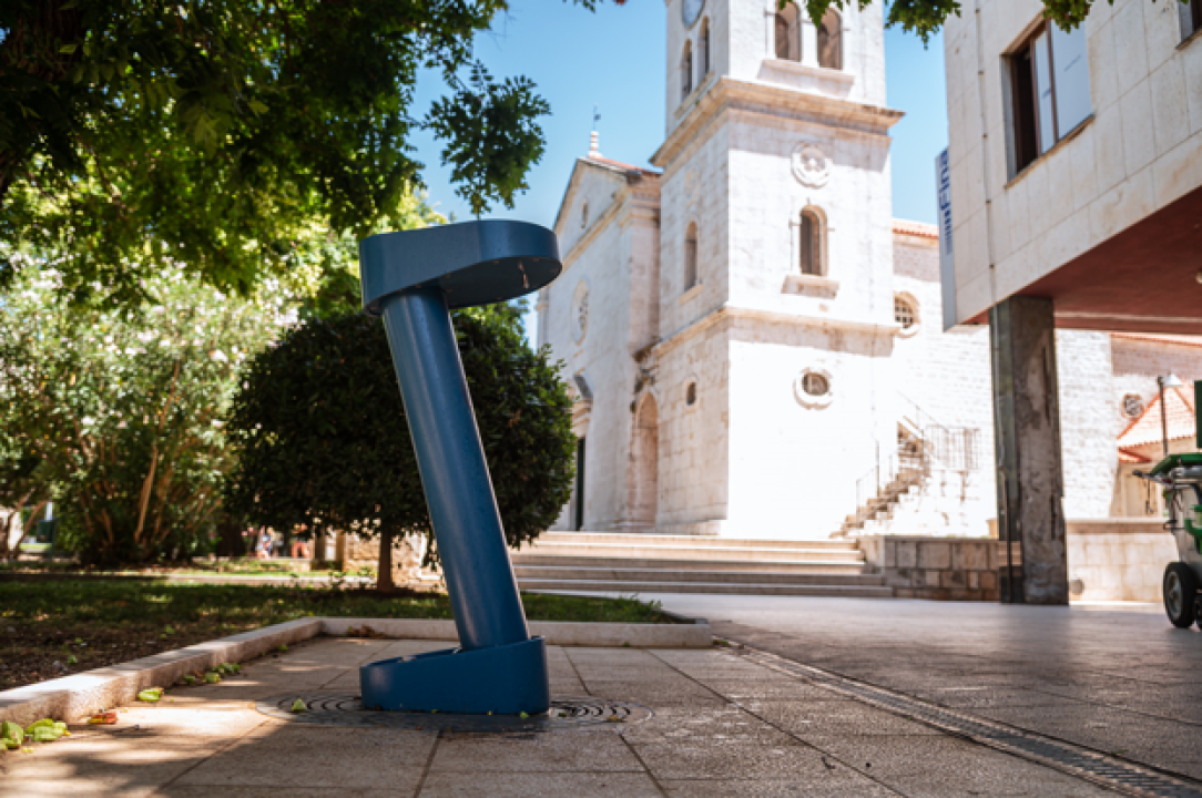 FOTO Postavljeno svih deset javnih špina na području grada Šibenika: 'Ojačane su i ne mogu se više tako lako razbiti'