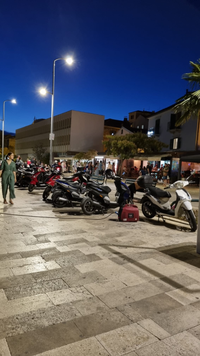 Sramotne scene na šibenskoj rivi: Kante prepune smeća, nepropisno parkirani motori