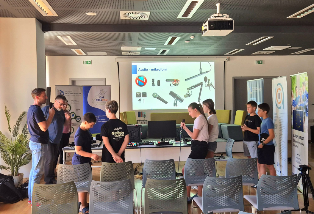 FOTO: Mladi otkrili svijet podcasta u sklopu radionice ‘Sastavi svoj studio – snimi svoj podcast’