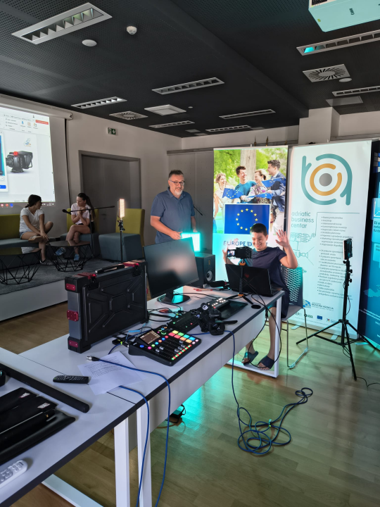 FOTO: Mladi otkrili svijet podcasta u sklopu radionice ‘Sastavi svoj studio – snimi svoj podcast’