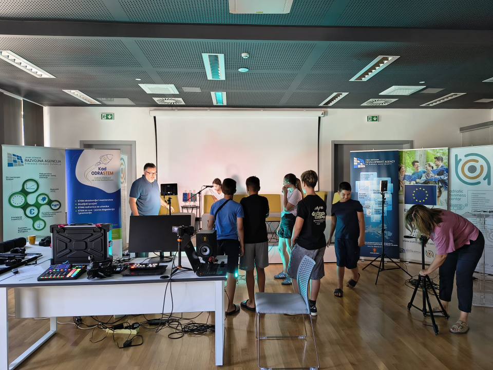 FOTO: Mladi otkrili svijet podcasta u sklopu radionice ‘Sastavi svoj studio – snimi svoj podcast’