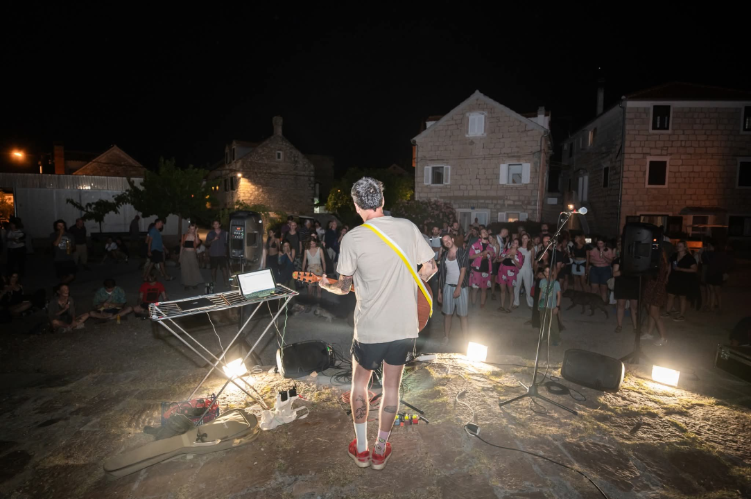 Otok glazbe i kreativnosti: Zlarin Street Music festival uz radionice, nastupe i večernji ples pod zvijezdama