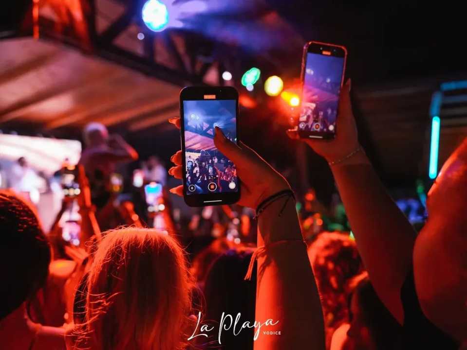 Pogledajte užarenu atmosferu iz vodičke La Playe: Krcat klub na ekskluzivnom koncertu Devita