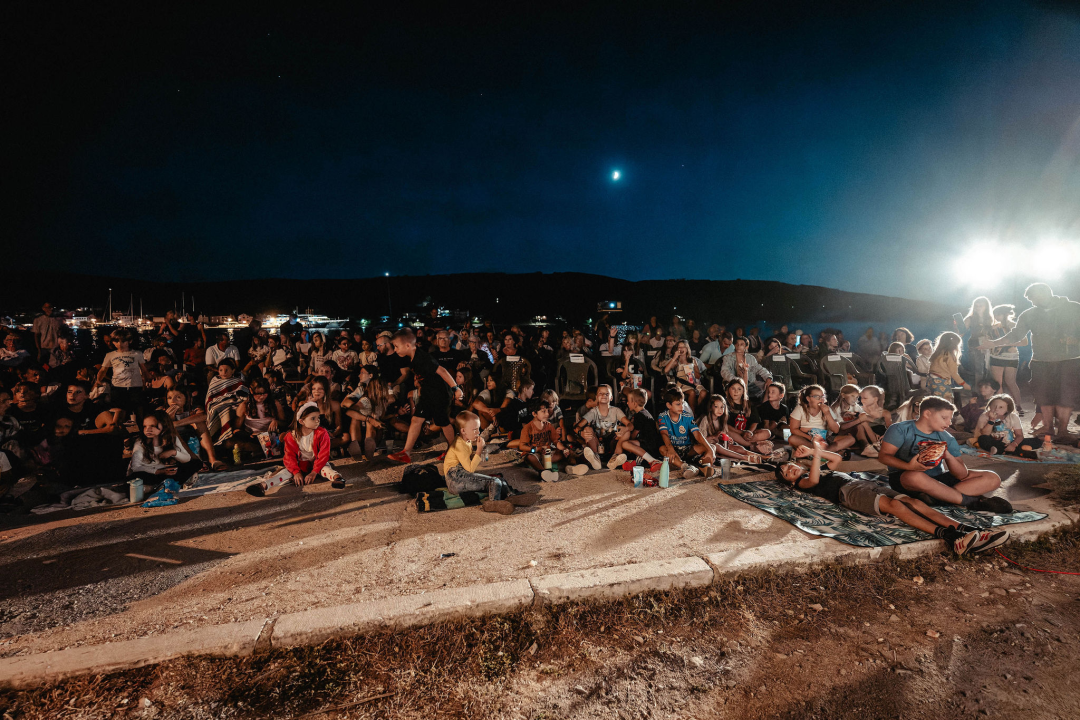 Otočna premijera 'Bumbarovog ljeta': Film sniman na Zlarinu oduševio publiku na plaži Vila