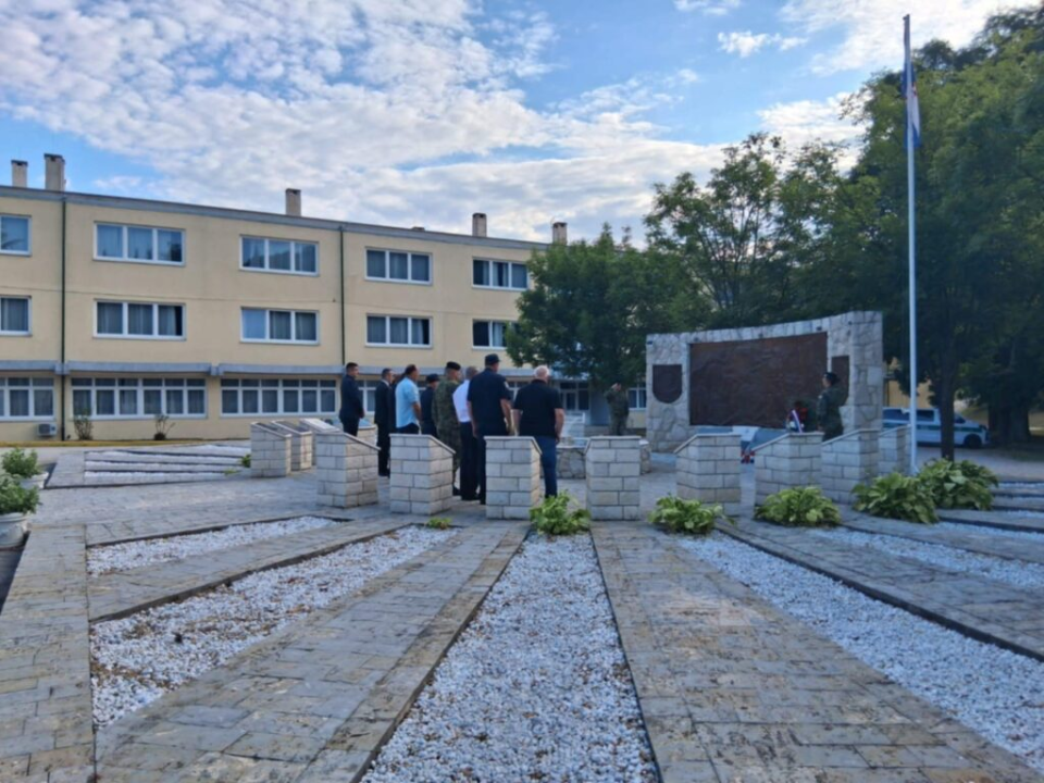 Polaganjem vijenaca u Kninu odana počast poginulim braniteljima Domovinskog rata