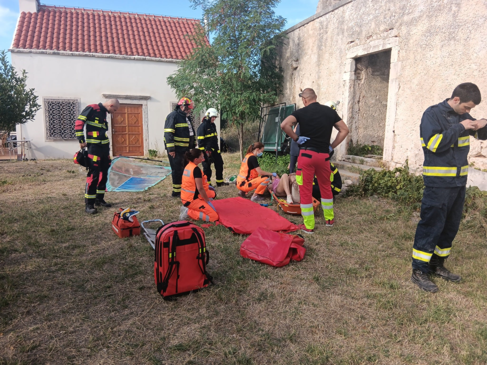 Dvije osobe propale kroz pod u napuštenoj kući na Zlarinu: 10 vatrogasaca sudjelovalo u spašavanju