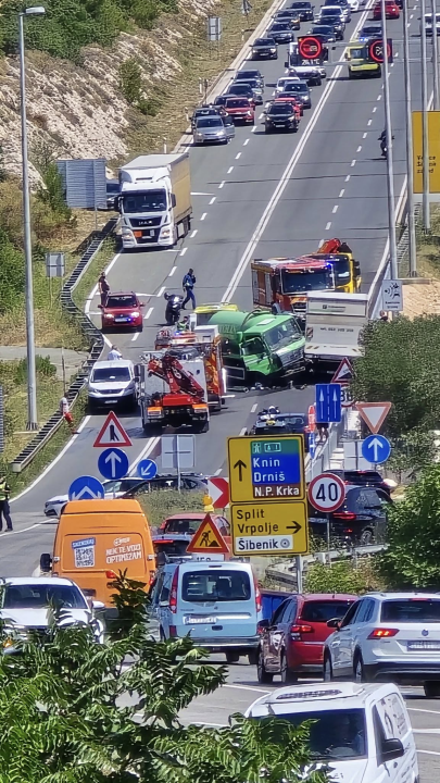 Na 'tri trake' sudar četiri vozila, sve hitne službe na terenu