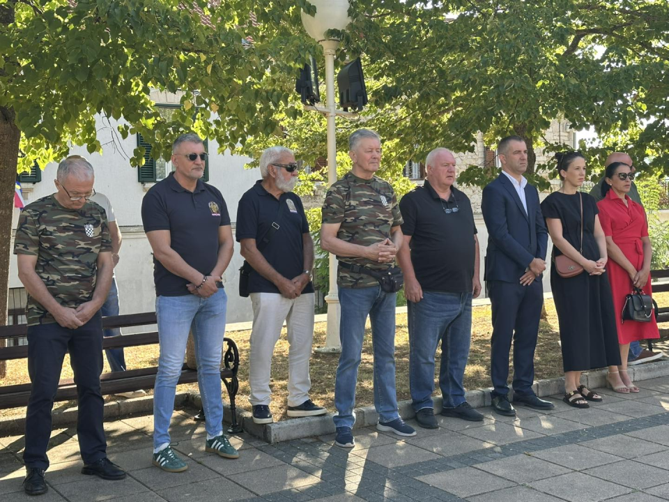 U Drnišu položeni vijenci i zapaljene svijeće