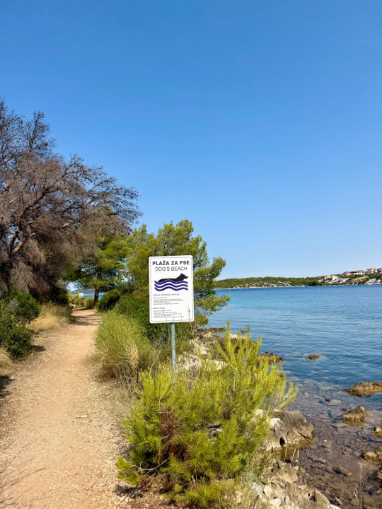 Grebaštica dobila dvije plaže za pse: Sada vlasnici ljubimaca mogu bezbrižno uživati u moru