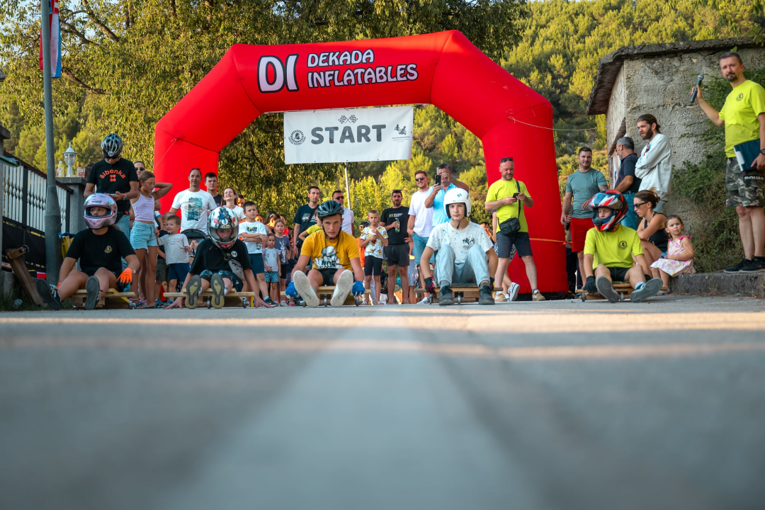 Tradicionalna Utrka karića u Rupama i ove godine oduševila posjetitelje i natjecatelje