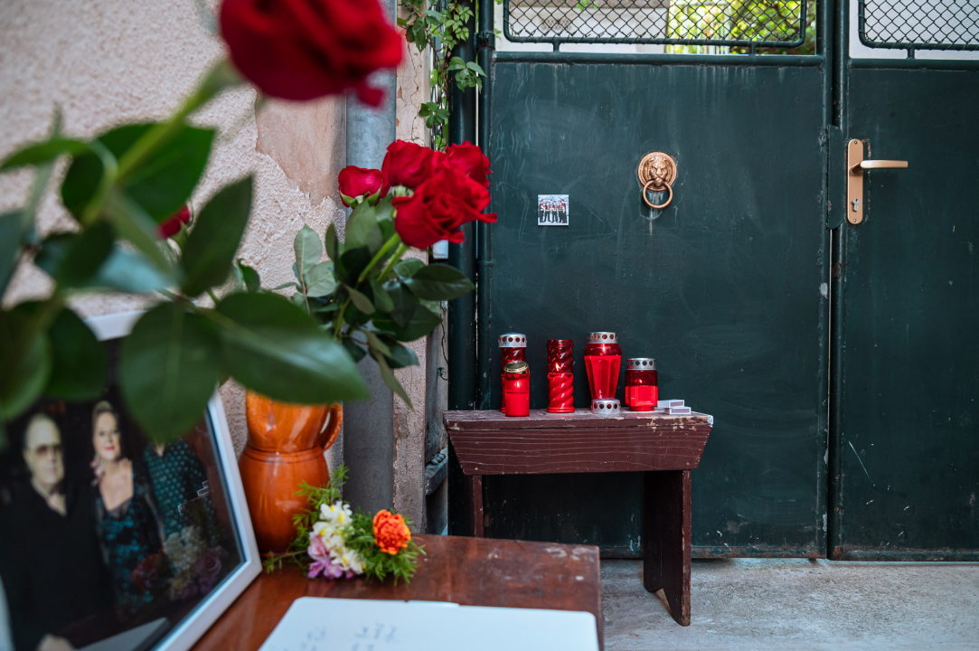 Svijeće, ruže i poruke za obitelj Dedić: Šibenčani se danas u Teslinoj ulici opraštaju glazbenih velikana