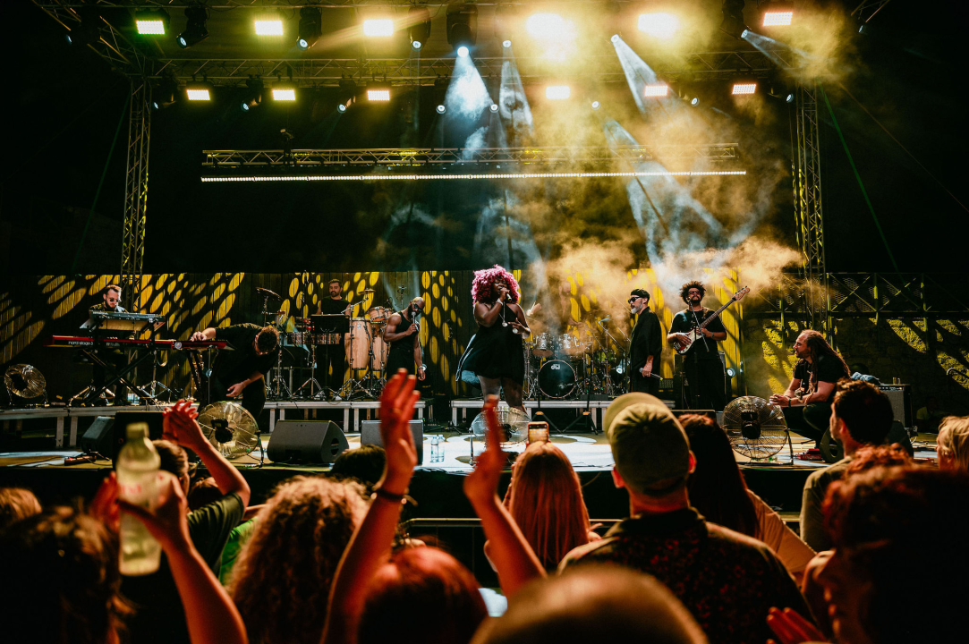 Kyoto Jazz Massive u proširenom sastavu oduševio publiku na tvrđavi sv. Mihovila  