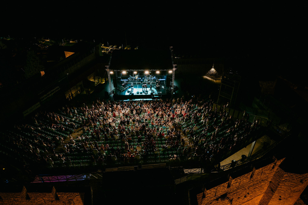 Kyoto Jazz Massive u proširenom sastavu oduševio publiku na tvrđavi sv. Mihovila  