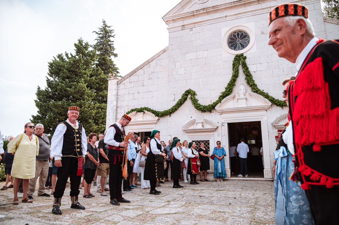 FOTO Blagdan Velike Gospe u Vrpolju: Brojni vjernici okupili su se jutros na svečanom misnom slavlju