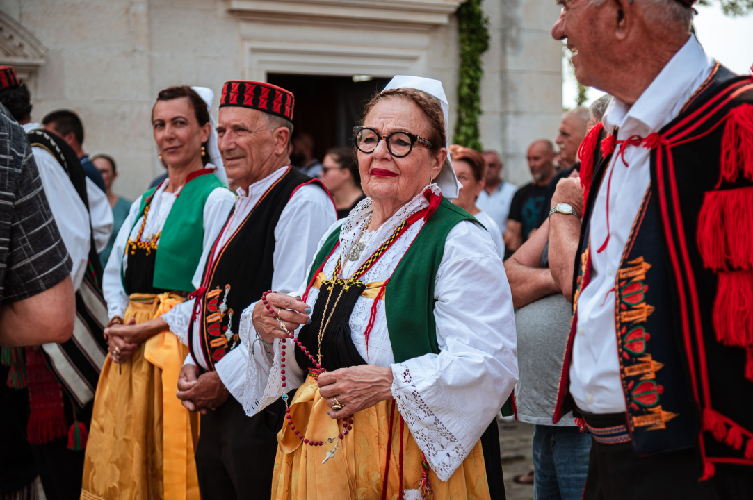 FOTO Blagdan Velike Gospe u Vrpolju: Brojni vjernici okupili su se jutros na svečanom misnom slavlju