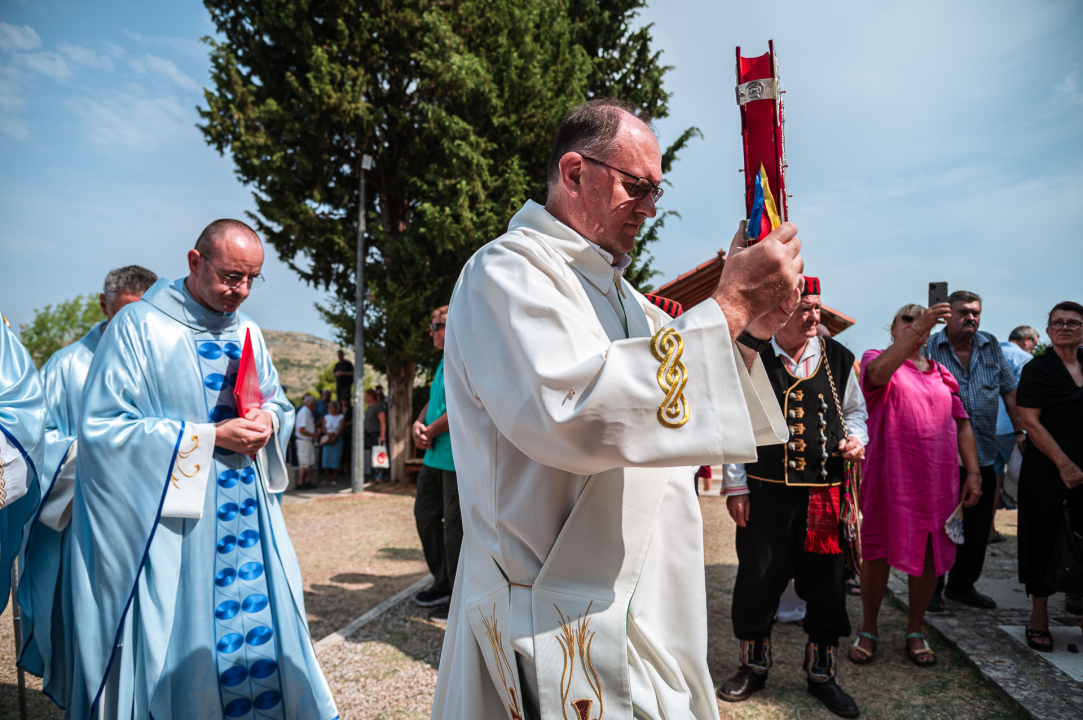 FOTO Blagdan Velike Gospe u Vrpolju: Brojni vjernici okupili su se jutros na svečanom misnom slavlju