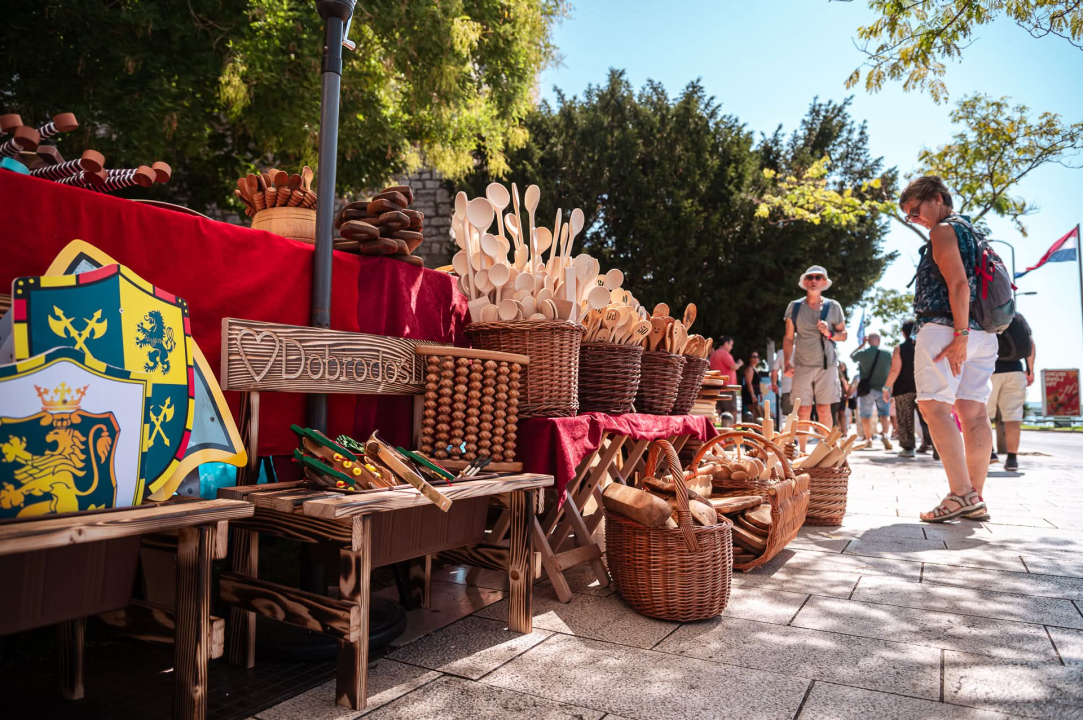 Mirisi i okusi prošlosti: Bogata ponuda štandova na srednjovjekovnom sajmu u Šibeniku