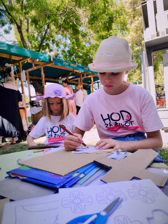 Mališani izrađivali mačeve i štitove ispred šibenskog Muzeja