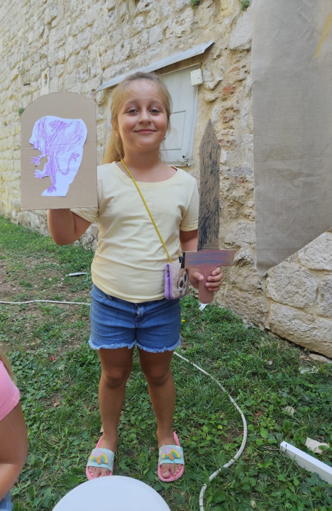 Mališani izrađivali mačeve i štitove ispred šibenskog Muzeja