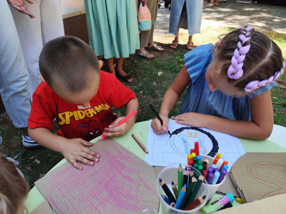 Mališani izrađivali mačeve i štitove ispred šibenskog Muzeja