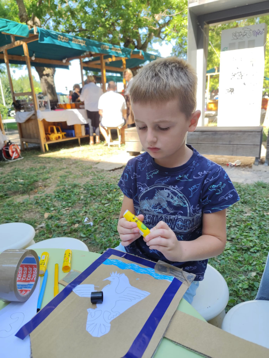 Mališani izrađivali mačeve i štitove ispred šibenskog Muzeja