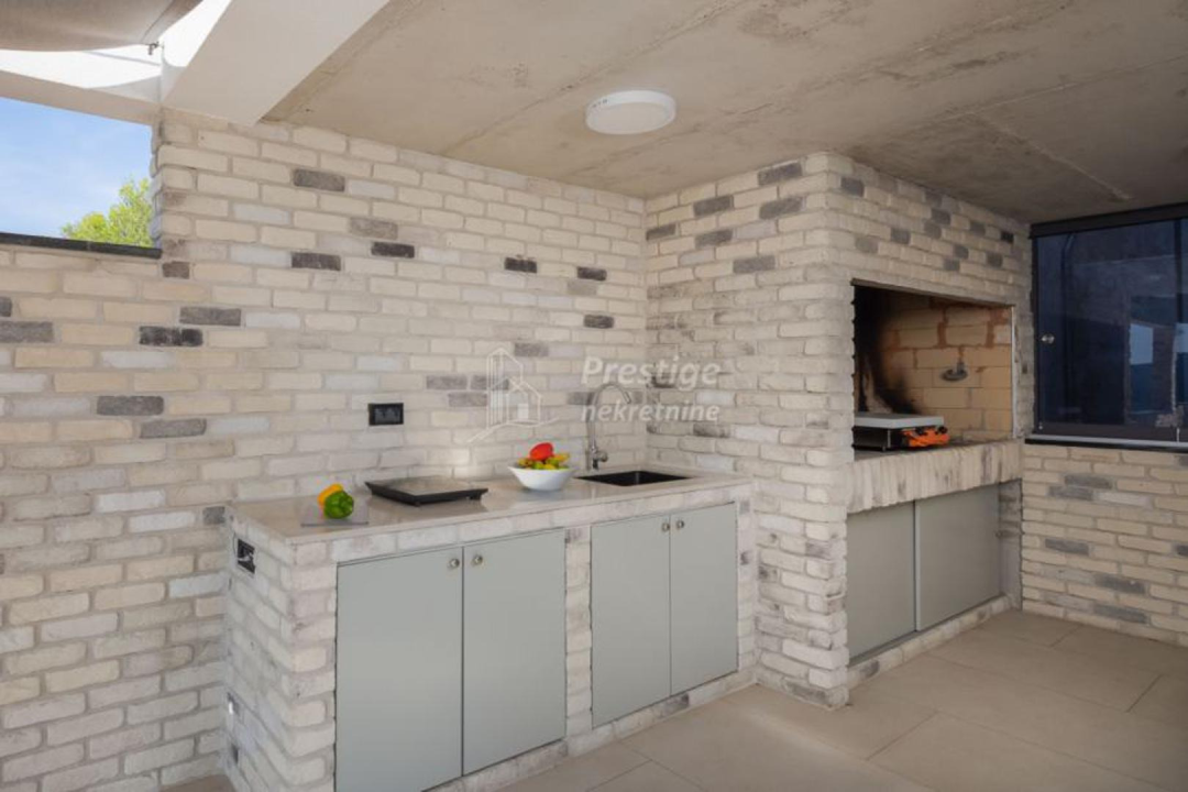 Vila iz snova na prodaju u Žaboriću: 12 soba, terasa s jacuzzijem, privatni sportski teren...