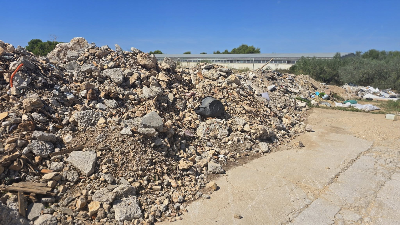 Nekada važna festivalska lokacija, danas divlji deponij: Što se to događa u ex vojarni Bribirskih knezova?