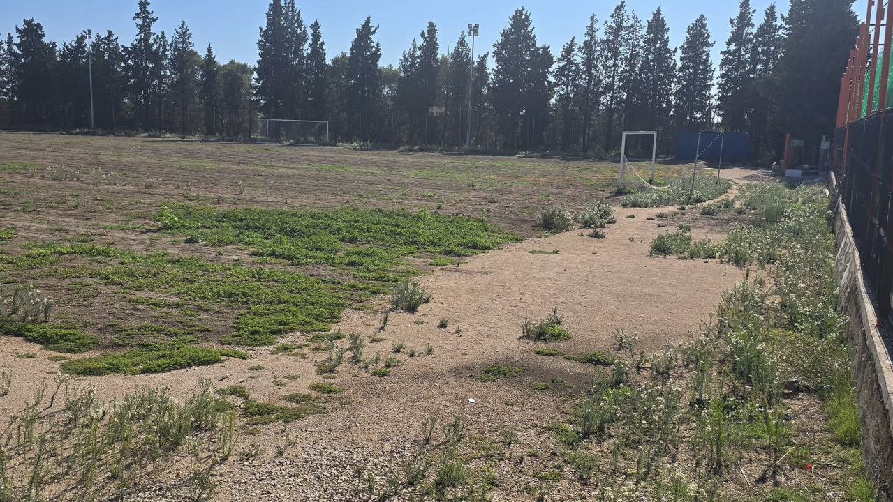 FOTO Igralište Metalca opet obraslo u korov, dok mladi nogometaši čekaju svoj dom