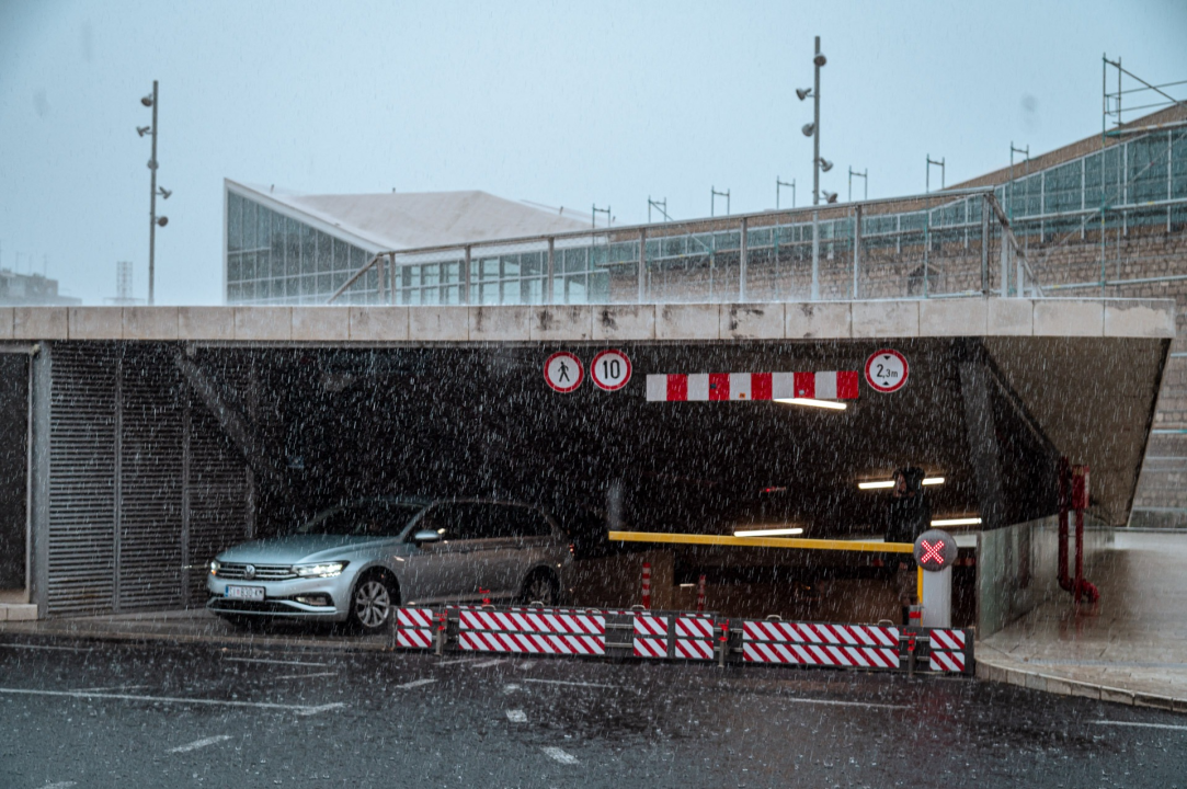 FOTO Nevrijeme najviše problema izazvalo u Vodicama, čitatelji nam šalju fotografije poplavljenih cesta i parkirališta iz cijelog Šibenika